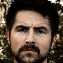 Scott James George 飾演 Hooded Man