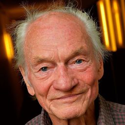 Tord Peterson 飾演 Priest