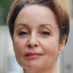 Anna Aleksakhina - 安娜·卡拉馬佐夫演員 飾演