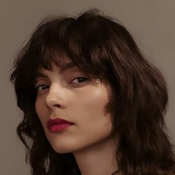 Charlee Fraser 飾演 Mary Jabassa