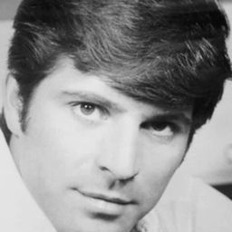 Jorge Rivero 飾演 Mario