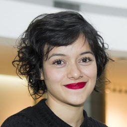 傑里·雷亞特吉 飾演 Carolina