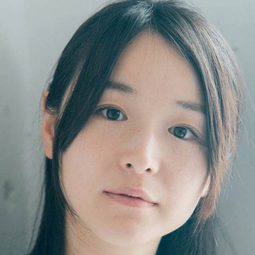 綾乃彩 飾演 Rinko