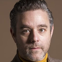 安迪·尼曼 飾演 Sir James Hobbs-Coddington