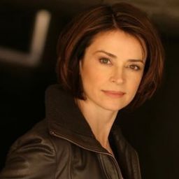 Juliana Donald 飾演 Hotel Waitress