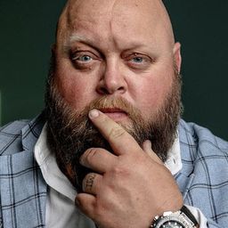 Michael 'Big Smooth' Frazier 飾演 Mike