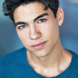 大衛・桑托斯 飾演 Tyler Drew