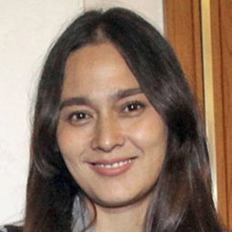 Ine Febriyanti 飾演 Nyai Ontosoroh/Sanikem