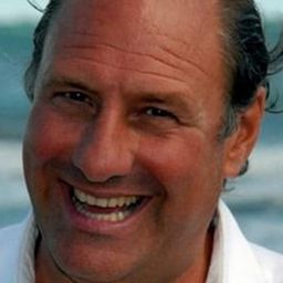 Stefano Masciarelli 飾演 Direttore Della Banca