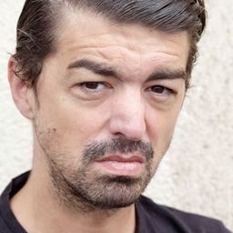 Adrien Saint-Joré 飾演 M. Lopez