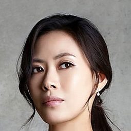 劉彩英 飾演 Jo Jo-na