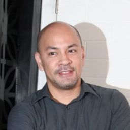 Agastya Kandou 飾演 Baskoro Siregar