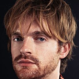 菲尼亞斯·奧康奈爾 - 霸凌女教師演員 飾演Spencer