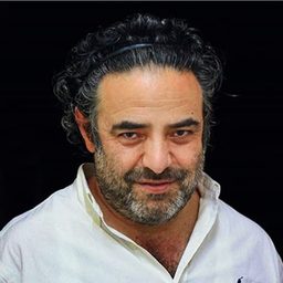 Hasan Ma'juni 飾演 Dad