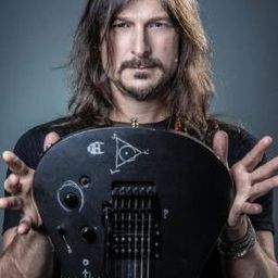 Rafael Bittencourt 飾演 Himself