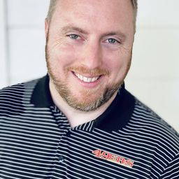 Neil Wilson 飾演 Self - Narrator (voice)