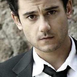 Beniamino Marcone 飾演 Rosario