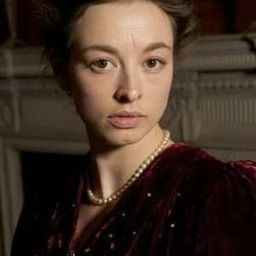 Lara Belmont 飾演 Nina