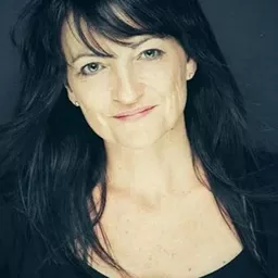 Julia Worsley 飾演 Erminda