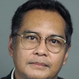 約翰·阿西亞 飾演 Don Emilio y Panti