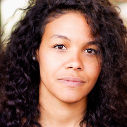 贊拉紐曼 飾演 Leane