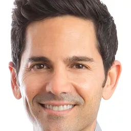 Michael Sutton 飾演 James