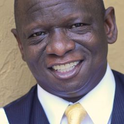 Troy Hogan 飾演 Mike