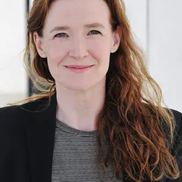 Julika Jenkins - 紙袋頭演員 飾演Regina