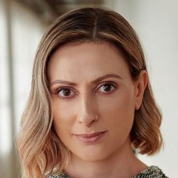 Angela Russo-Otstot - 迷途之心編劇
