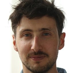 Cristóbal León - 狼隱之家導演