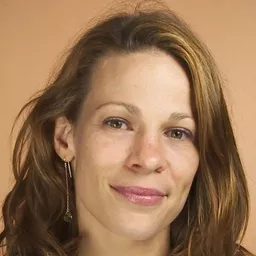 莉莉·泰勒 飾演 Carolyn Perron