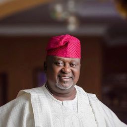 阿金·路易斯 飾演 Governor