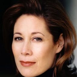 Julie Khaner 飾演 Regine Le Haut (voice)