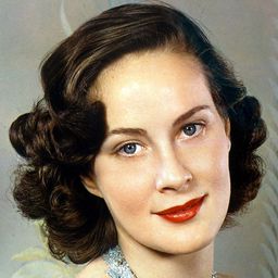 Alida Valli 飾演 Merope, Queen of Corinth