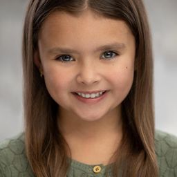 Mila Jones 飾演 Little Girl