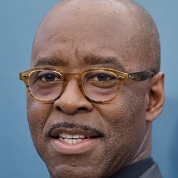 葛尼雲斯 飾演 Cobra Bubbles