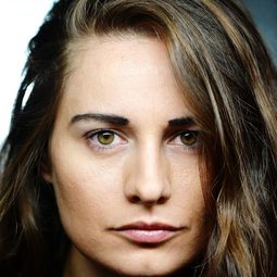 Diana Busuioc 飾演 Dr. Beatrix Cera