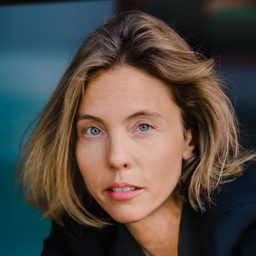 Sina Bianca Hentschel - 毒謀演員 飾演Clerk