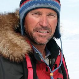 Ed Viesturs 飾演 Summit Team Leader, USA