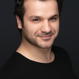 阿爾珀·貝特金 飾演 Komedyen