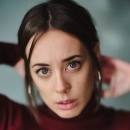 Júlia Molins - 失落的鑰匙演員 飾演Chica Joven