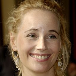 蘇菲亞·荷琳 飾演 Elisabeth