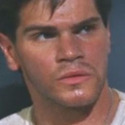 Ken Abraham 飾演 Thug