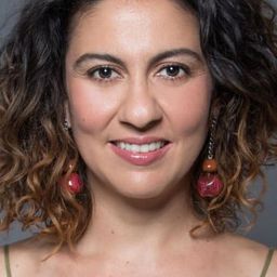 Clarissa Pinheiro 飾演 Joelta