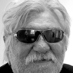 László feLugossy 飾演 