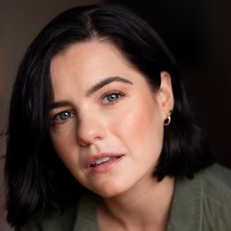 Chloe Bayliss 飾演 Elizabeth Valentine