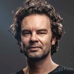 Tom Dewispelaere 飾演 Michael