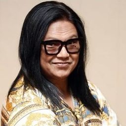 洛比·西庫帕克 飾演 Nayan