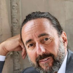 Dieter Landuris 飾演 Bob