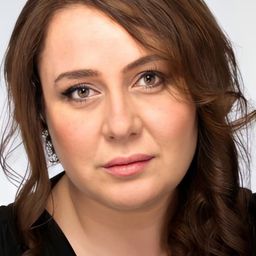 Binnaz Ekren 飾演 Saadet